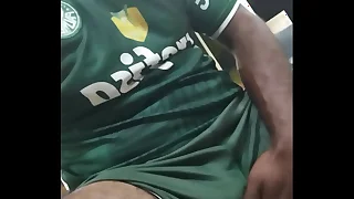 palmeirense excitado no ponto de &ocirc;nibus